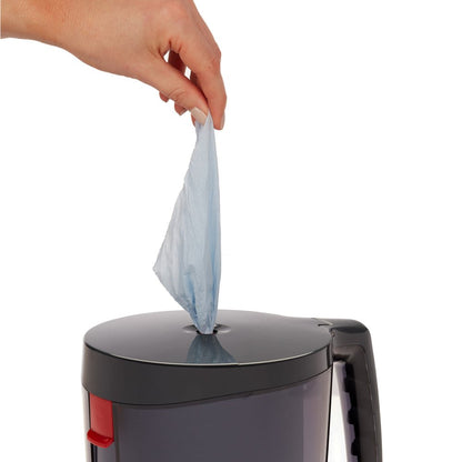 Ruka vytahuje modrý čisticí ubrousek z kruhového otvoru WypAll® Reach™ Centrefeed Dispenser - Černý od Kimberly-Clark GmbH a zajišťuje hygienické vydávání papíru z černé nádoby s rukojetí.