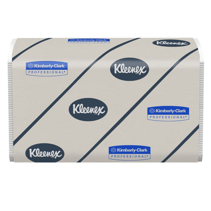 Obdélníkový stoh Kleenex® Ultra™ ručníků - Interfold / Bílá od Kimberly-Clark GmbH, v bílém balení s opakovaně natištěnými modrými logy "Kleenex" a "Kimberly-Clark Professional". Krabice obsahuje 30 balení po 94 listech.