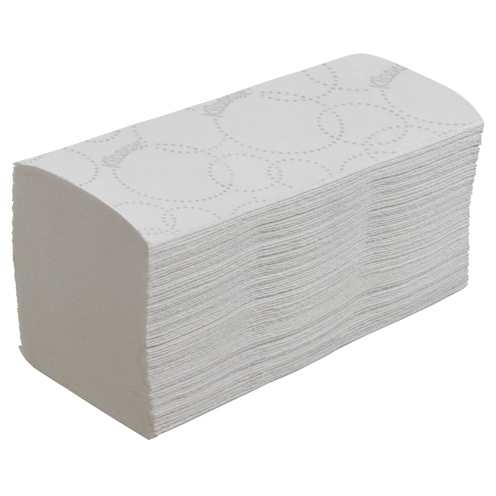 Stoh Kleenex® Ultra™ Interfold skládaných ručníků (bílý, 15 klipů x 96 listů) od Kimberly-Clark GmbH s jemným puntíkovaným okrajem, ideální pro hygienické sušení rukou, zobrazený na jednoduchém bílém pozadí.