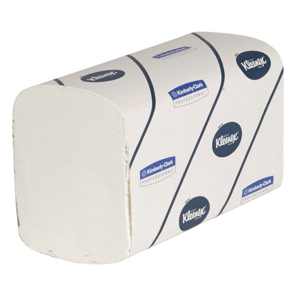 Stoh Kleenex® Ultra™ ručníků Interfold, velký, bílý, 30 klipů x 94 listů v kartonu (30 balíčků) od Kimberly-Clark GmbH je vidět v značkovém balení na bílém pozadí.