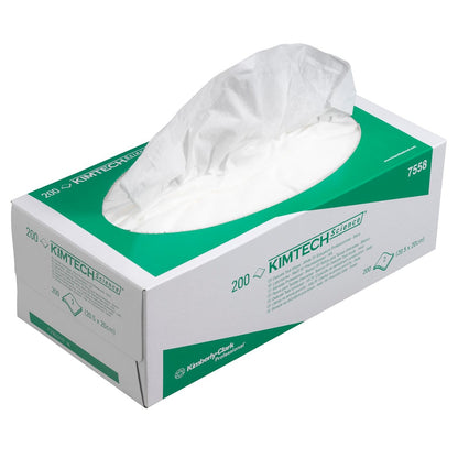 Obdélníková krabice s Kimtech® Science přesnými ubrousky od Kimberly-Clark GmbH, ideální pro citlivé povrchy. Bílá-zelená krabice obsahuje 200 bílých ubrousků, z nichž jeden je částečně vytažen.