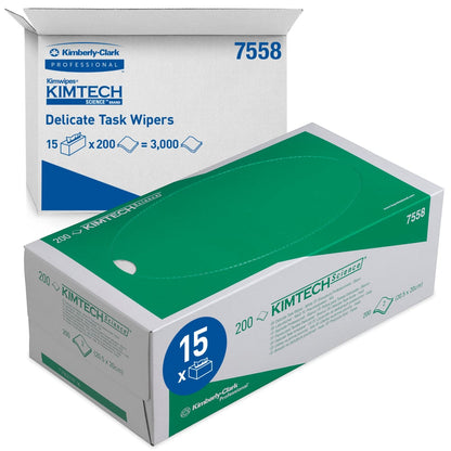 Krabice Kimberly-Clark GmbH Kimtech® Science přesných ubrousků (bílých) s etiketou a množstvím je zobrazena před otevřeným obalem. Každá krabice obsahuje 15 krabic, z nichž každá má 200 přesných ubrousků pro čištění citlivých povrchů.