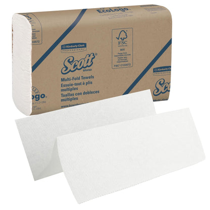 Krabice ručníků Scott® - MultiFold, Bílá, Střední, 16 klipů x 250 listů od Kimberly-Clark GmbH; zobrazeno se dvěma nerozloženými bílými ručníky - ideální pro hygienické sušení rukou.