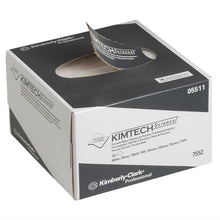 Na obrázku je bílo-šedá krabička s odtrhávacími utěrkami Kimtech® Science od společnosti Kimberly-Clark GmbH (malá, 30 krabiček po 286 utěrkách) s částečně vytaženou utěrkou, na které je vyobrazena ochranná známka a informace o produktu.