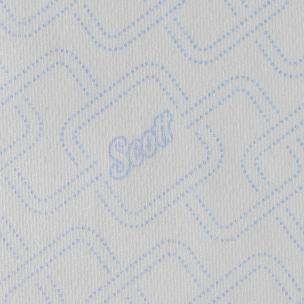 Detailní záběr na ručník Scott® Control™ - role / bílá od Kimberly-Clark GmbH ukazuje modré geometrické body, logo "Scott" a texturu bílého papírového ručníku, což podtrhuje jeho hygienickou účinnost při sušení rukou.