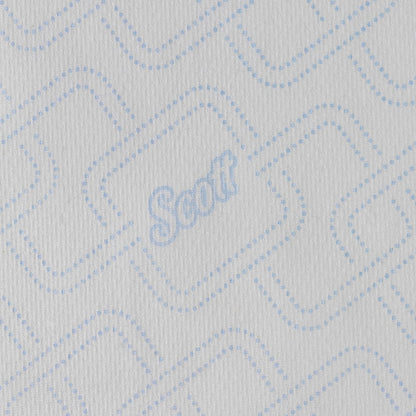Detailní záběr na ručník Scott® Control™ - role / bílá od Kimberly-Clark GmbH ukazuje modré geometrické body, logo "Scott" a texturu bílého papírového ručníku, což podtrhuje jeho hygienickou účinnost při sušení rukou.