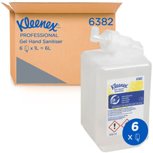 Kazeta Kleenex® Extra Gel na dezinfekci rukou o objemu 1 litr od společnosti Kimberly-Clark GmbH stojí před kartonem s nápisem "6 kazet x 1 Ltr = 6L". Modrý symbol zvýrazňuje toto balení 6 kazet pro efektivní dezinfekci rukou.