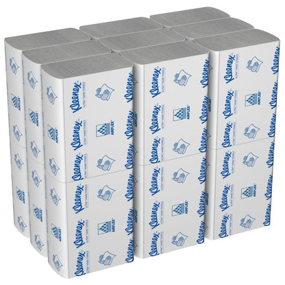 Karton Kleenex® Ultra™ ručníků od Kimberly-Clark GmbH obsahuje 18 bílých MultiFold balíčků po 150 listech s modrými texty a symboly na obalu.