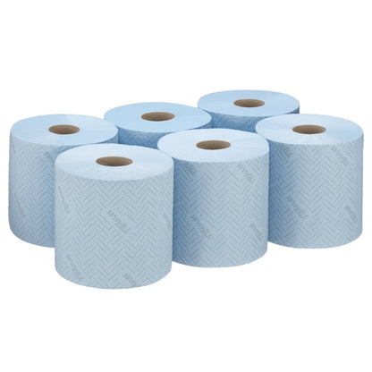 Šest modrých rolí WypAll® L10 papírových utěrek Centrefeed od Kimberly-Clark GmbH je zobrazeno ve dvou řadách po třech. Každá role má vzor rybí kosti s viditelným dutým jádrem, ideální pro použití v potravinářství a hygieně (6 x 630 listů).