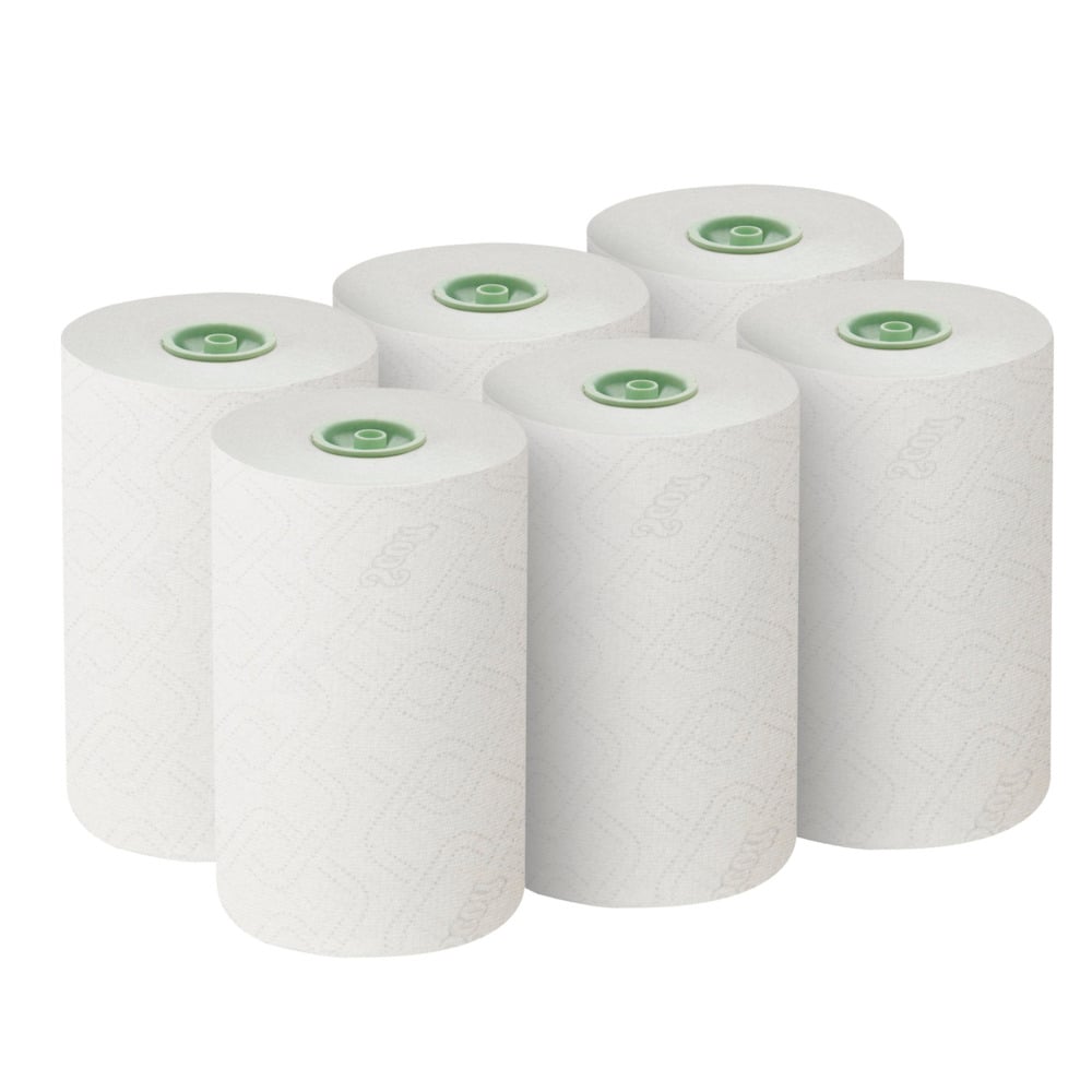 Šest bílých rolovaných ručníků Scott® Essential™ E-roll Slimroll™ od Kimberly-Clark GmbH je uspořádáno ve dvou trojřadách. Každá 1-vrstvá, 180 m dlouhá role má zelené jádro a jemnou texturu, ideální pro efektivní použití. Krabice obsahuje 6 rolí.