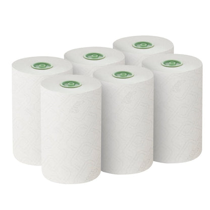 Šest bílých rolovaných ručníků Scott® Essential™ E-roll Slimroll™ od Kimberly-Clark GmbH je uspořádáno ve dvou trojřadách. Každá 1-vrstvá, 180 m dlouhá role má zelené jádro a jemnou texturu, ideální pro efektivní použití. Krabice obsahuje 6 rolí.