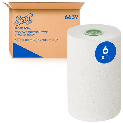 Velká bílá role Scott® Essential™ E-roll Slimroll™ leží před otevřenou kartonovou krabicí od Kimberly-Clark GmbH. Modrá nálepka na roli ukazuje "6x". Jednovrstvé rolované ručníky jsou k dispozici v balení 6x180m.