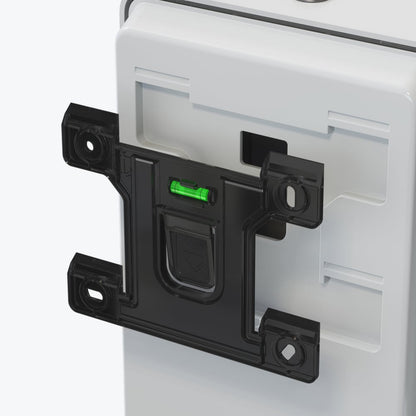 Detailní záběr černého držáku elektronického dávkovače péče o pokožku Kimberly-Clark Professional™ Icon™, Silver Mosaic, 1,2 l, s vestavěnou zelenou vodováhou pro přesnou instalaci tohoto hygienického řešení.