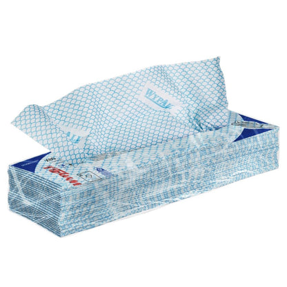 Obdélníková krabice s modrými a bílými WypAll® X80 Critical Clean - Interfold (41,00 cm x 33,00 cm) od Kimberly-Clark GmbH, ze které je vytahována utěrka. Krabice i utěrka mají šupinový vzor a nápis "WYPALL".