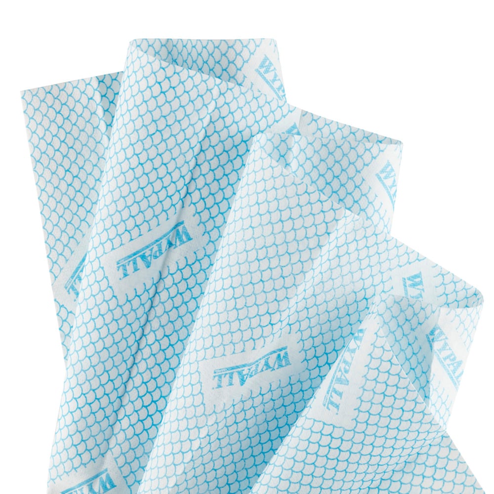 Vier überlappende, leicht zerknitterte Kimberly-Clark GmbH WypAll® X80 Critical Clean - Interfold Tücher (41 x 33 cm) in blau und weiß mit schuppenartigem Muster und einem rechteckigen "WALL"-Etikett auf jedem Tuch.