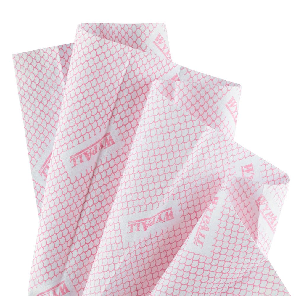 Několik růžových a bílých WypAll® X80 Critical Clean - Interfold utěrek (41,00 cm x 33,00 cm) od Kimberly-Clark GmbH je rozložených a ukazuje šupinovitý vzor a viditelné růžové značení.