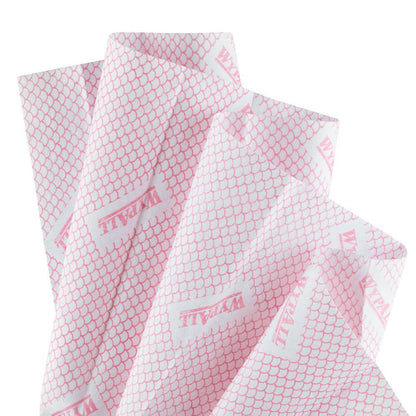 Několik růžových a bílých WypAll® X80 Critical Clean - Interfold utěrek (41,00 cm x 33,00 cm) od Kimberly-Clark GmbH je rozložených a ukazuje šupinovitý vzor a viditelné růžové značení.