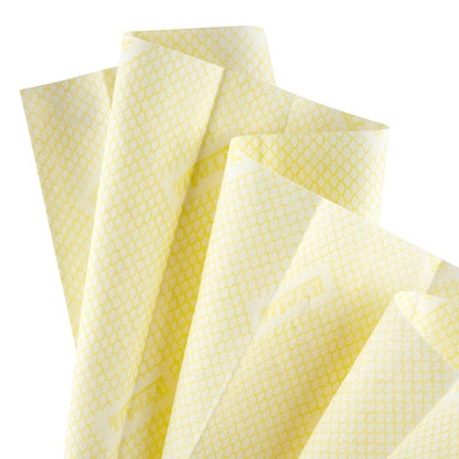 Detailní záběr několika světle žlutých utěrek WypAll® X80 Critical Clean - Interfold (41,00 cm x 33,00 cm) od Kimberly-Clark GmbH, s jemným geometrickým vzorem, naskládaných na bílém pozadí. Ideální pro průmyslové čištění.