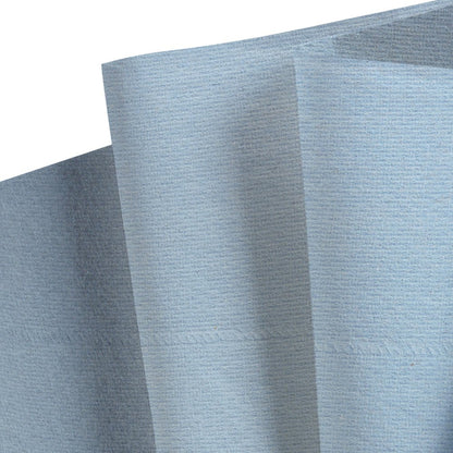 Detailní záběr světle modrých, strukturovaných utěrek WypAll® L20 General Clean z krabice BRAG™ od společnosti Kimberly-Clark GmbH, s viditelnými záhyby a švy podél skládání.