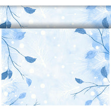 Ein hellblauer Hintergrund mit weißen Schneeflocken, kleinen weißen Punkten wie Schnee und blauen Zweigen ziert das Dunicel-Tete a Tete 0,4x24m von Duni GmbH - ideal als eleganter Tischläufer für Ihre winterliche Tischdekoration.