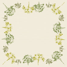 Ein quadratischer beiger Hintergrund mit grünen und gelben Blumenborten spiegelt den umweltfreundlichen Look des Dunisilk MD 84x84 cm, grün Umbles für Feste | Packung (20 Stück) der Duni GmbH wider. Zarte Blüten umrahmen ein biologisch abbaubares Mittelstück.