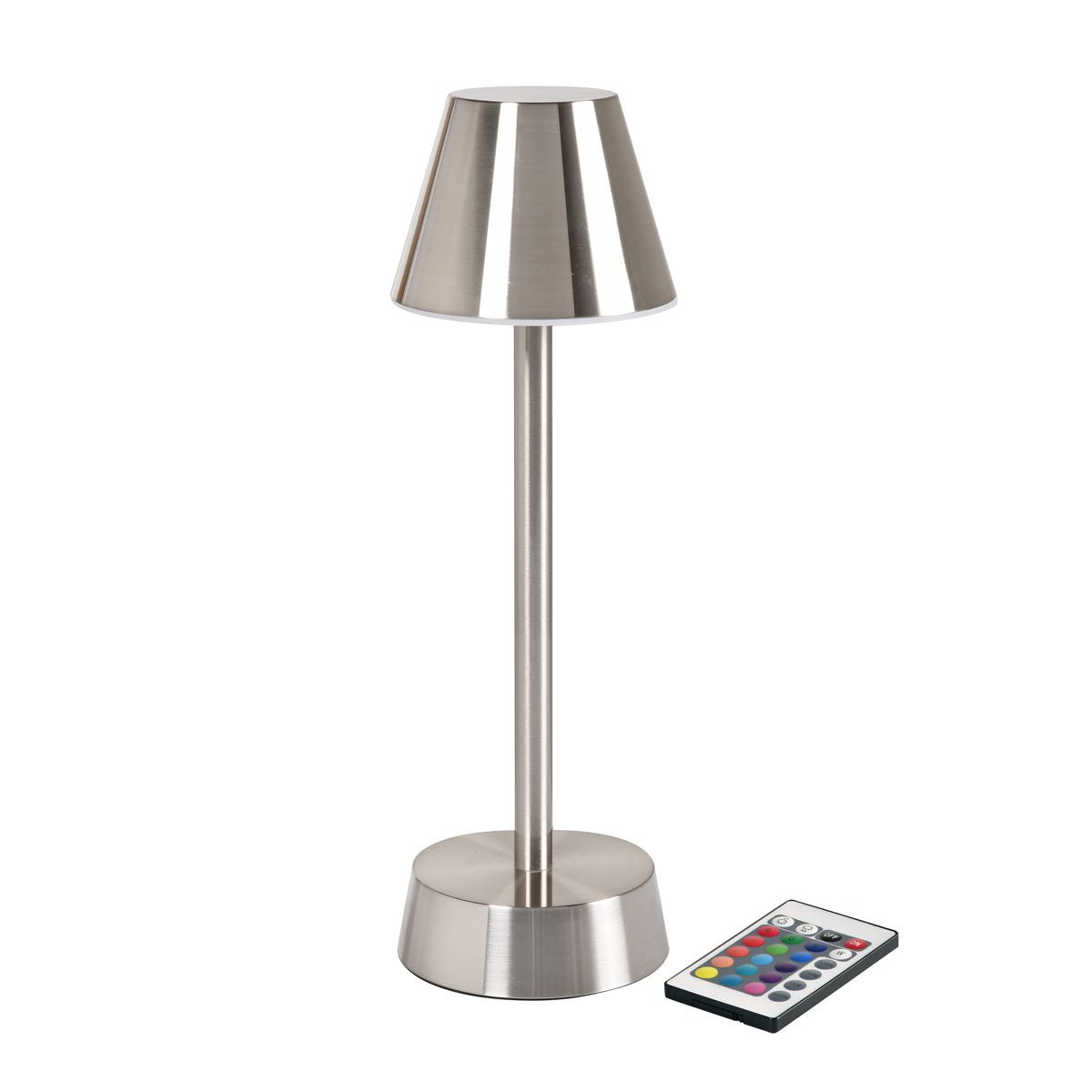 LED lampa bezdrátová ZELDA stříbrná od Duni GmbH s kuželovým stínidlem a válcovou základnou stojí na bílém pozadí. Vedle ní leží dálkové ovládání pro energeticky úsporná, moderní osvětlovací řešení (1 kus).