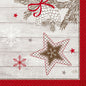 Balení ubrousků Duni GmbH 33x33 3vrstvé 1/4 Cozy Winter (250 kusů) zobrazuje zimní design s šiškami, stálezelenými větvemi, sněhovými vločkami, hvězdami a hvězdicovým sušenkem na světlém dřevěném pozadí s červeným okrajem.