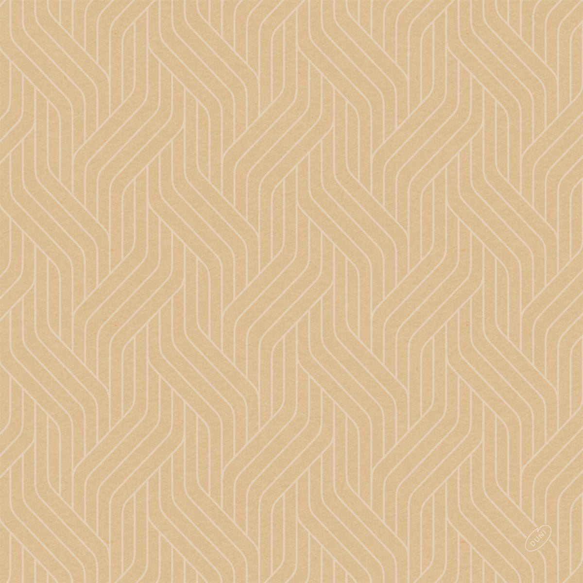 Světle hnědé pozadí s opakujícími se, vzájemně propletenými bílými chevronovými liniemi a malým kruhovým logem vpravo dole, které odráží udržitelný design inspirovaný Bio-Dunisoft-Serv. 40x40cm od Duni GmbH.