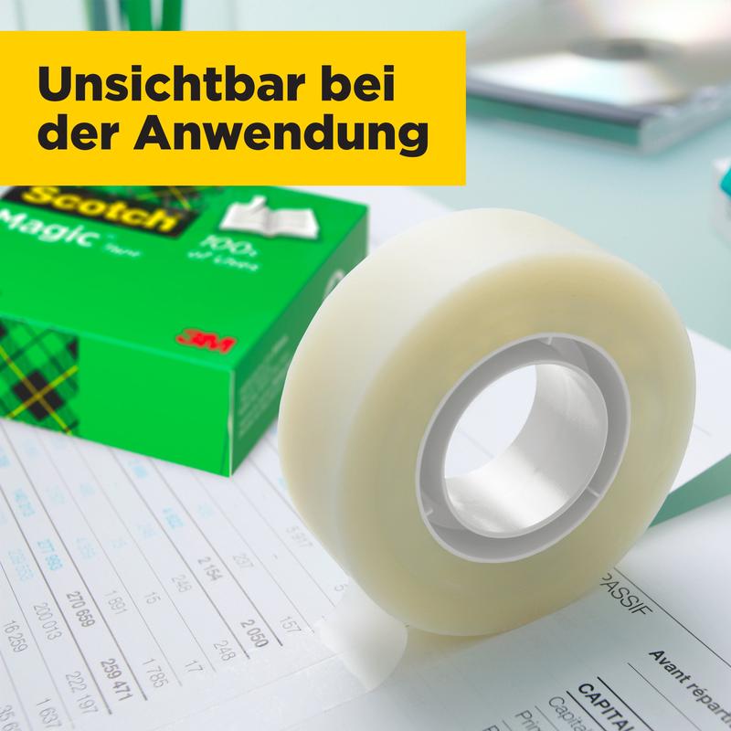 Role Scotch® Magic™ Neviditelná páska (3M Deutschland GmbH) leží na dokumentu před zeleným balíčkem (14 rolí, 19 mm x 33 m); na žlutém boxu je napsáno "Neviditelná při aplikaci".