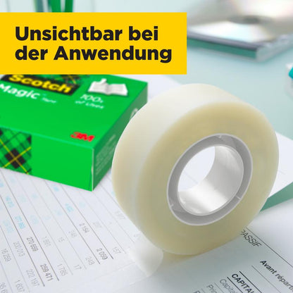 Role Scotch® Magic™ Neviditelná páska (3M Deutschland GmbH) leží na dokumentu před zeleným balíčkem (14 rolí, 19 mm x 33 m); na žlutém boxu je napsáno "Neviditelná při aplikaci".