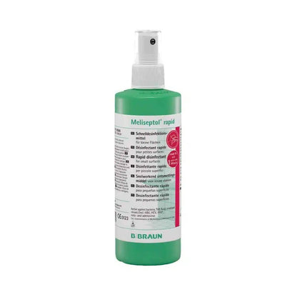 Zelená rozprašovací láhev s B. Braun Meliseptol® rapid rychlou dezinfekcí od B. Braun Deutschland GmbH & Co. KG je ideální pro rychlou dezinfekci a čištění povrchů. Štítek obsahuje vícejazyčné texty a bezpečnostní pokyny, zatímco bílá tryska zajišťuje efektivní použití.