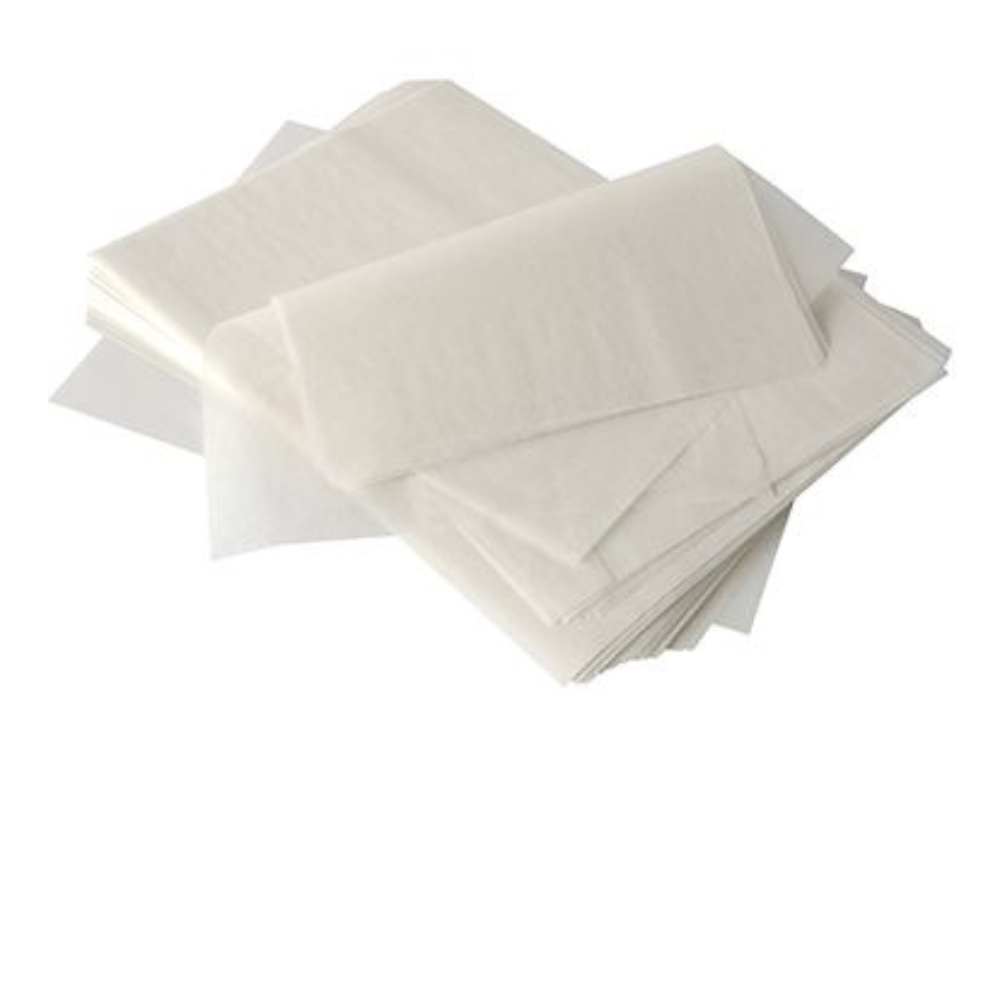 Ein Stapel PAPSTAR Sahneabdeckpapier "pure" 32x22 cm, weiß, mit Palmwachsbeschichtung (1000 Stück) im Spenderkarton von PAPSTAR GmbH liegt teils flach, teils leicht gefaltet auf weißem Hintergrund-ideal für die Gastronomie.