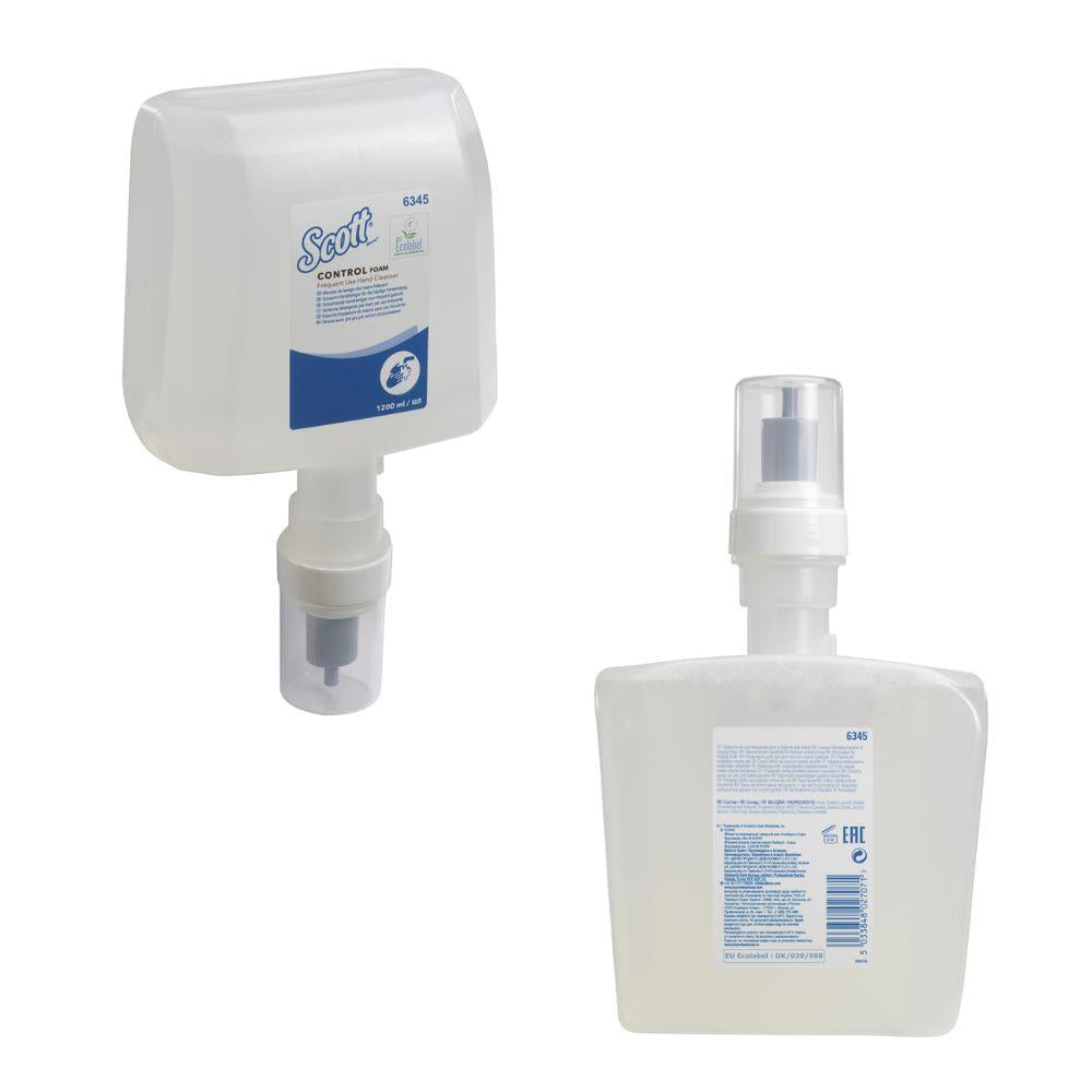 Dva pohledy na obdélníkovou, průhlednou plastovou kazetu Scott® Control™ pěnového čisticího prostředku na ruce od Kimberly-Clark GmbH, každá s bílou etiketou a pumpičkou; jeden ukazuje přední stranu, druhý zvýrazňuje detaily hygienických protokolů na ruce. Karton: 4 kazety.