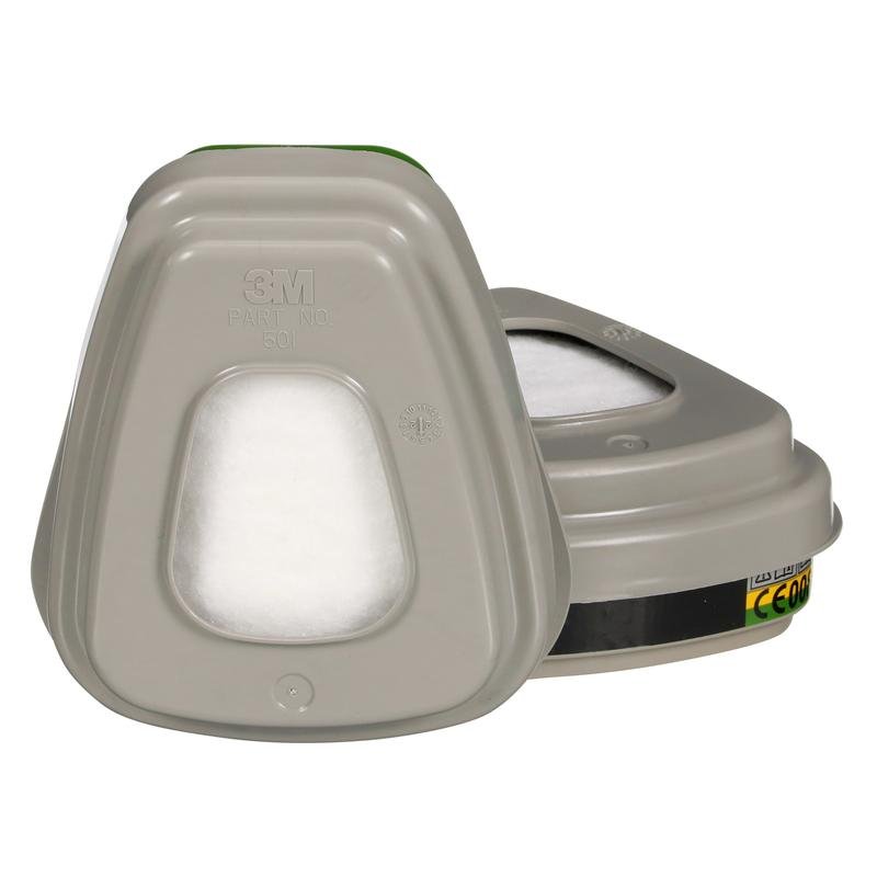 Zobrazeny jsou dvě šedé kazety kombinovaného filtru 3M™ 6004-1SP ABEK1P3 s bílými filtry (2x6059, 2x5935, 2x501) od 3M Deutschland GmbH; jedna stojí vzpřímeně s brandingem a údaji o částech, druhá leží ploše za ní.