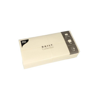 Balení béžových papírových ubrousků, ideální pro stolní dekoraci, s označením "DAILY Collection" od PAPSTAR GmbH. Balení obsahuje symboly, které označují rozměry (32 x 32 cm), množství (150) a typ skládání (1/8), takže získáte jak stylové ubrousky, tak udržitelný komfort pro vaše setkání.