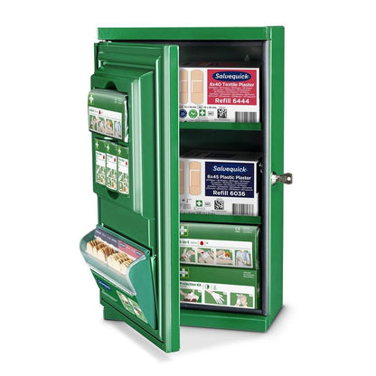 Zelená lékárnička Cederroth Erste-Hilfe-Schrank Mini (kovová) od Orkla Wound Care AB (Š 260 x V 440 x H 170 mm) je zobrazena otevřená, s klíčem v zámku a uspořádanými obvazovými balíčky, náplastmi a materiály první pomoci na jejích policích.