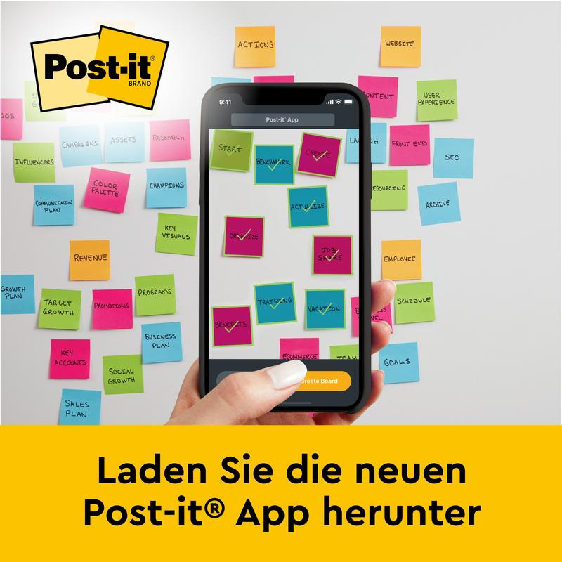 Ruka drží smartphone s otevřenou aplikací Post-it před stěnou plnou barevných poznámkových lístků a Post-it® Super Sticky samolepicím schůzkovým grafem/flipchartem (58,4 x 50,8 cm) od 3M Deutschland GmbH - stáhněte si nyní novou aplikaci!