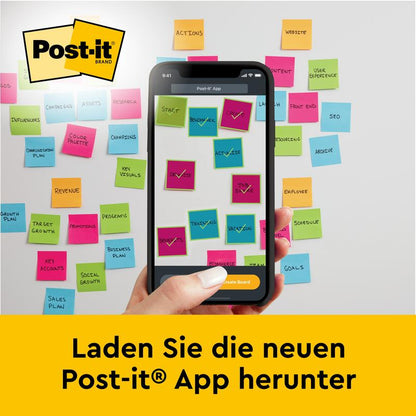 Ruka drží smartphone s otevřenou aplikací Post-it před stěnou plnou barevných poznámkových lístků a Post-it® Super Sticky samolepicím schůzkovým grafem/flipchartem (58,4 x 50,8 cm) od 3M Deutschland GmbH - stáhněte si nyní novou aplikaci!