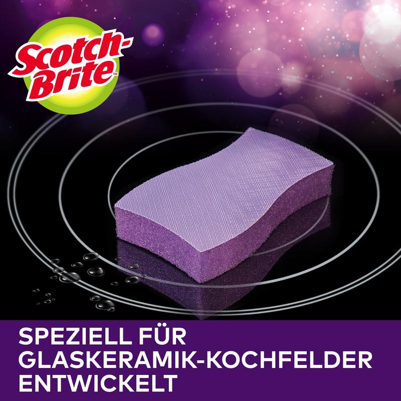 Houbička na čištění sklokeramiky Scotch-Brite™ | Balení (1 kus) od společnosti 3M Deutschland GmbH leží na černé sklokeramické varné desce s kapkami vody. Text: "Speciálně vyvinuto pro sklokeramické varné desky."