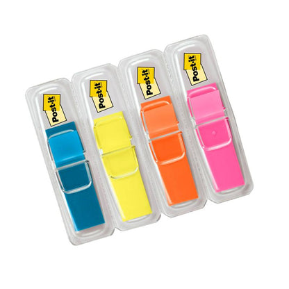 Čtyři balení 3M Post-it® Index Mini (11,9 x 43,2 mm) s 35 záložkami v modrých, žlutých, oranžových a růžových plastových dávkovačích. Každý dávkovač má na horní straně žlutou etiketu Post-it.