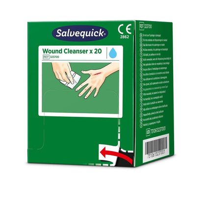 Zelená krabička se Salvequick savett čističem ran (0,9% NaCl, sterilní) 20 kusů od Orkla Wound Care AB, s obrázkem rukou, které čistí ránu, a viditelnými detaily produktu a čárovým kódem na obalu.