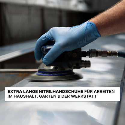 Eine Person trägt ARNOMED NITRIL BLUE XTRA LONG Einmalhandschuhe von ARNOWA GmbH und schleift Metall. Text hebt die vielseitige Verwendbarkeit der extra langen (30 cm) Nitrilhandschuhe für Haushalt, Garten und Werkstatt hervor.