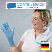 Eine Frau in einem weißen Poloshirt zieht einen ARNOMED NITRIL BLUE Handschuh an. Oben links: "200er Sparpack beinhaltet 200 Stück." Unten rechts: Deutsche Flagge und "Deutsches Unternehmen". Marke: ARNOWA GmbH.