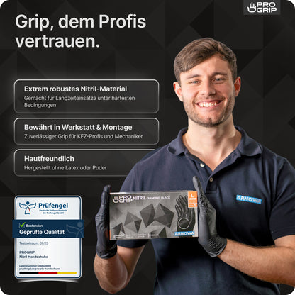 Ein lächelnder Mann in einem schwarzen Polo und einer Mütze hält eine Schachtel ARNOWA GmbH PROGRIP NITRIL DIAMOND BLUE reißfeste Einmalhandschuhe aus Nitril mit Diamantstruktur. Der Text hebt die Langlebigkeit, den professionellen Einsatz, die Hautfreundlichkeit und eine Qualitätszertifizierungsplakette hervor.