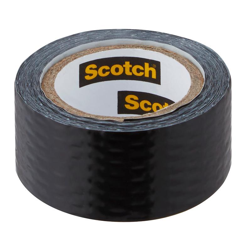 Na obrázku je vzpřímeně stojící role lepicí pásky Scotch® Extremium™ Universal (3 m x 19 mm) s papírovým jádrem. Vnitřní etiketa nese značku 3M Deutschland GmbH ve žluté barvě na černém pozadí.