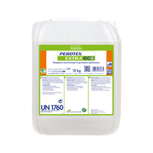 Ein 12 kg weißer Kunststoffbehälter von Dr. Schnell PEROTEX EXTRA ECO Geschirrreiniger für gewerbliche Spülmaschinen von DR.SCHNELL GmbH & Co. KGaA, mit grün-orangem Etikett, Produktinformationen und Sicherheitssymbolen.
