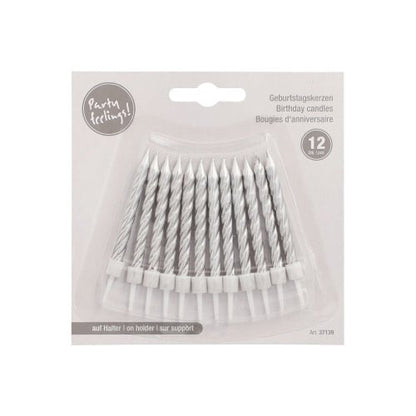 Na obrázku je balení 12 PAPSTAR narozeninových svíček (6 cm) s držáky od PAPSTAR GmbH v plastové misce, popsané v několika jazycích, před světle šedým pozadím.