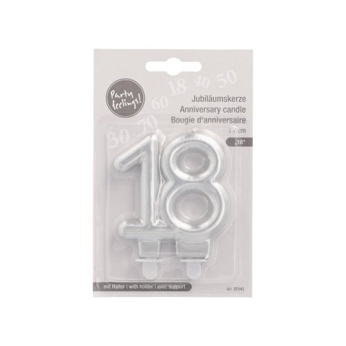 Jubilejní svíčka PAPSTAR GmbH s držákem, 7 cm "stříbrná", je stříbrná číslicová svíčka v vícejazyčném balení, ideální pro narozeniny nebo výročí, a obsahuje držák pro snadné použití na oslavách.