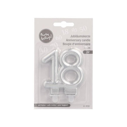 Jubilejní svíčka PAPSTAR GmbH s držákem, 7 cm "stříbrná", je stříbrná číslicová svíčka v vícejazyčném balení, ideální pro narozeniny nebo výročí, a obsahuje držák pro snadné použití na oslavách.