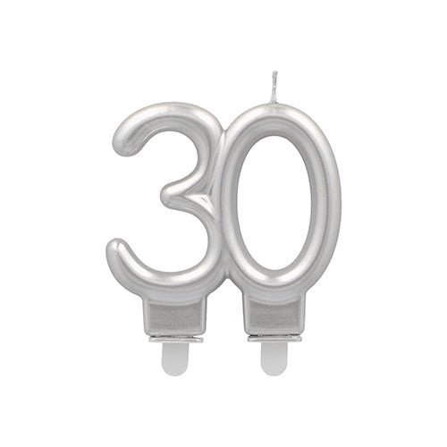 Stříbrná jubilejní svíčka PAPSTAR s držákem 7 cm od PAPSTAR GmbH, ve tvaru čísla 30 se dvěma malými bílými podstavci a knotem - ideální pro oslavy výročí.